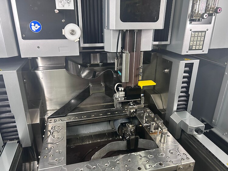 2024 Sodick ALC400G Wire EDM Machine 4